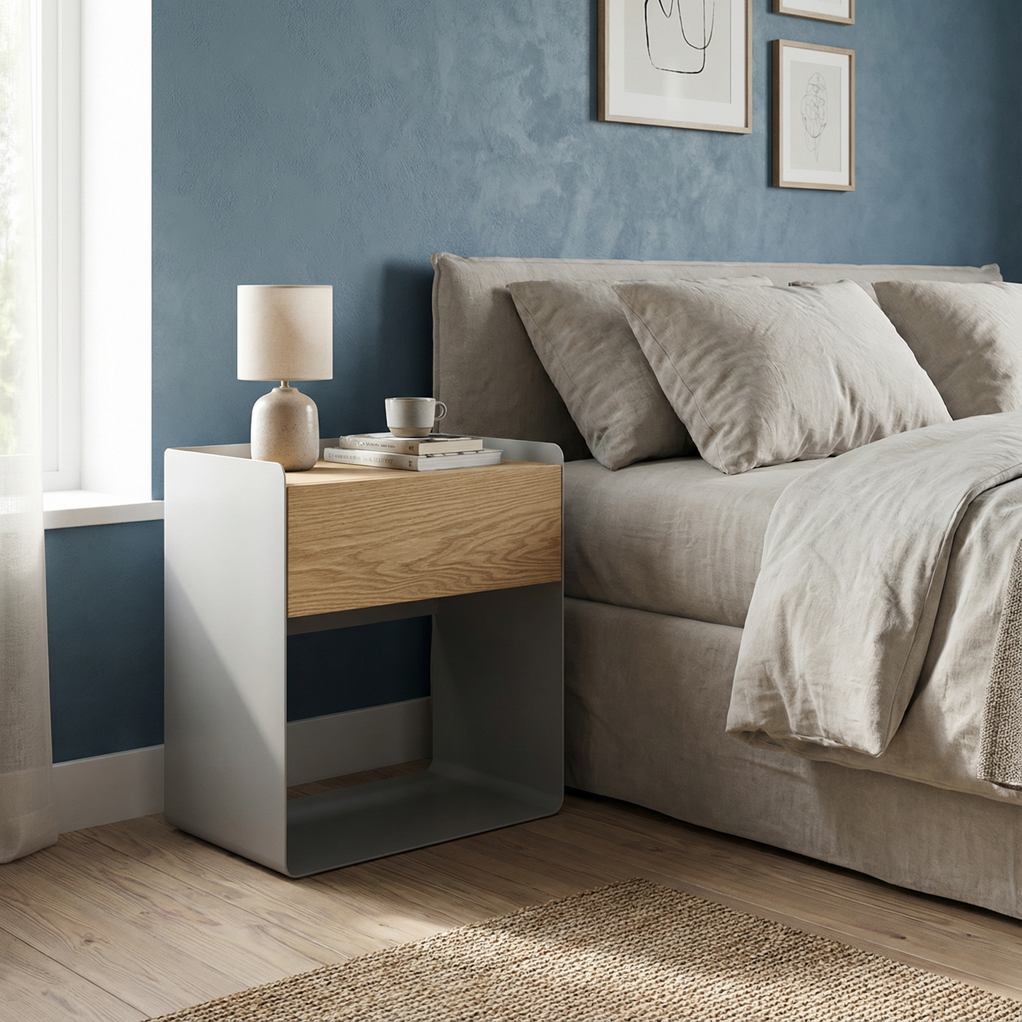 Buró estilo moderno con un cajón de encino, junto a una cama, en una recámara luminosa.