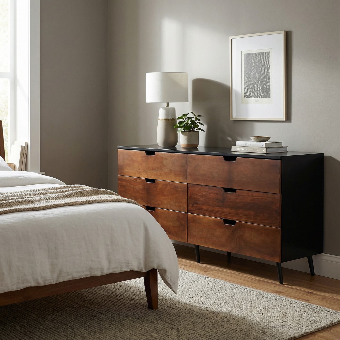 Cómoda Toledo, junto a una cama,con seis cajones en color café y acabados en color obscuro.