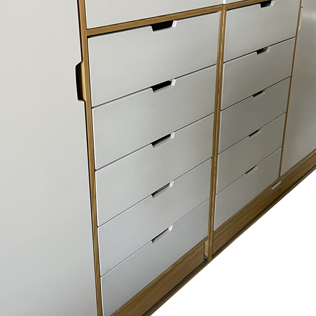 Closet estilo nórdico Malmo, con diez cajones incluidos.
