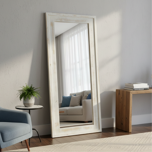 Espejo con marco de madera dentro de una sala.