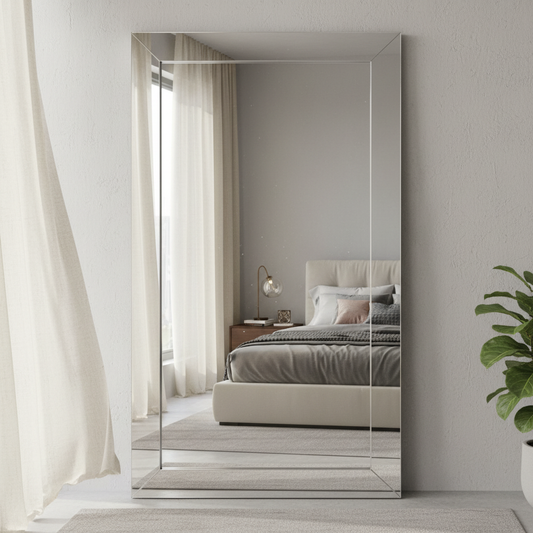 Espejo gigante frente a una cama aportando luz y estilo.