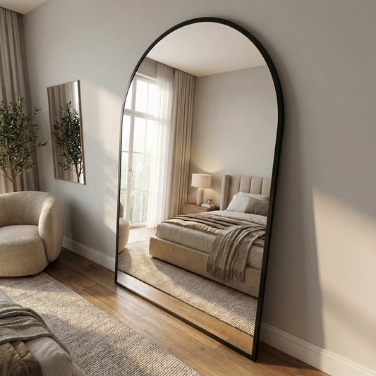 Espejo gigante dentro de una recámara, con luz natural.