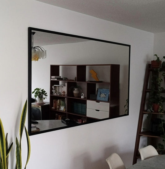 Espejo rectangular con vista lateral viendo detalles del espejo.