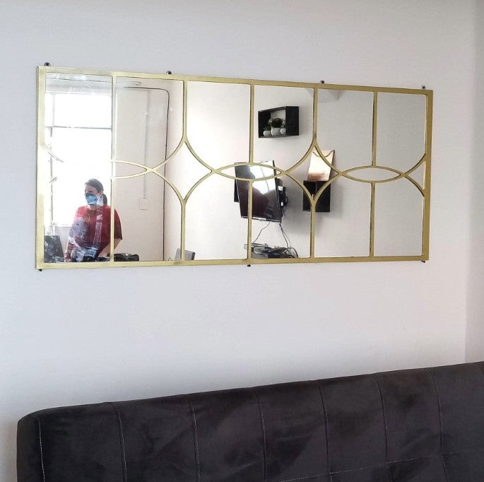 Espejo rectanglar con marco de herrería.