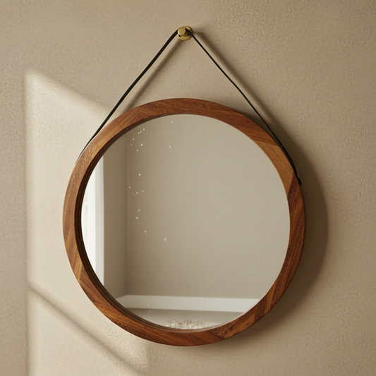 Espejo redondo con marco de madera, colgado junto a una pared