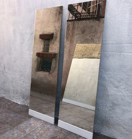 Espejos sin marco, con base mostrnado los detalles de los espejos.