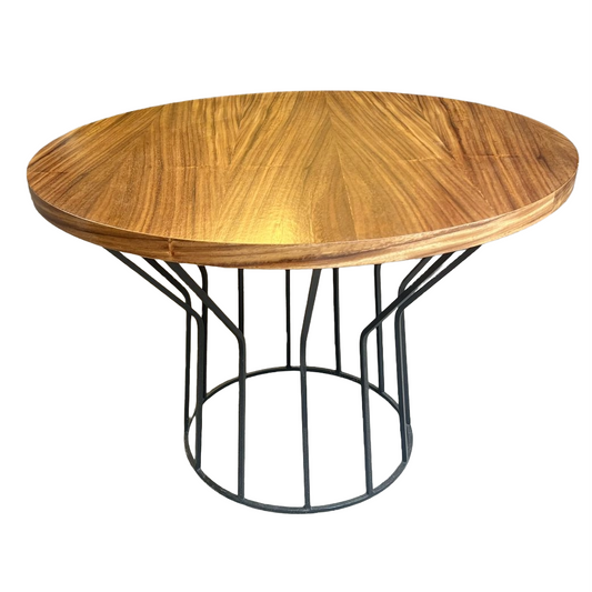 Mesa de comedor redondo con vista frontal mostrando acabados y detalles.