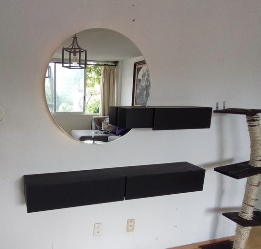 Espejo redondo con dos repisas flotantes.