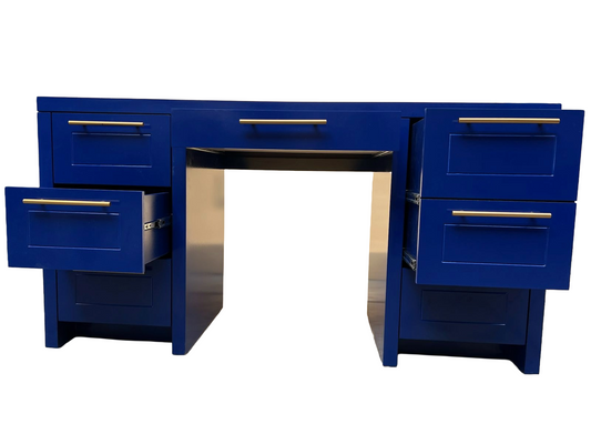 Tocador con vista frontal y algunos cajones abiertos.