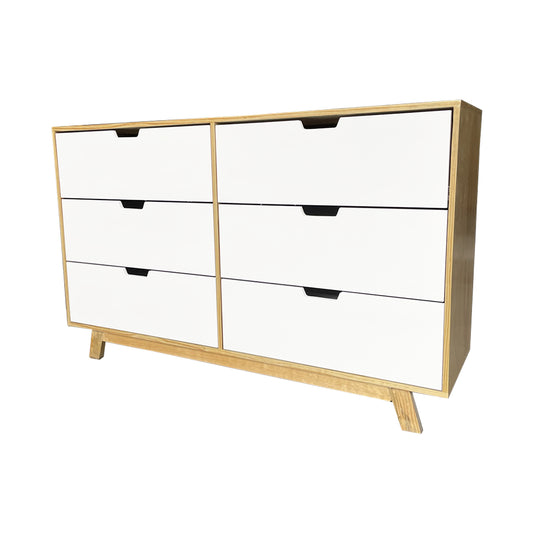 Cómoda Alcalá, mueble con cajones incluidos en color blanco y un acabado de madera natural.