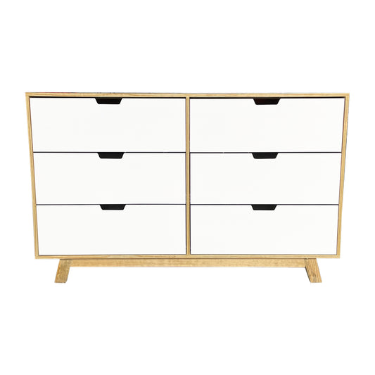 Cómoda Alcalá, vista frontal del mueble mostrando los detalles de sus cajones en color blanco y madera natural.