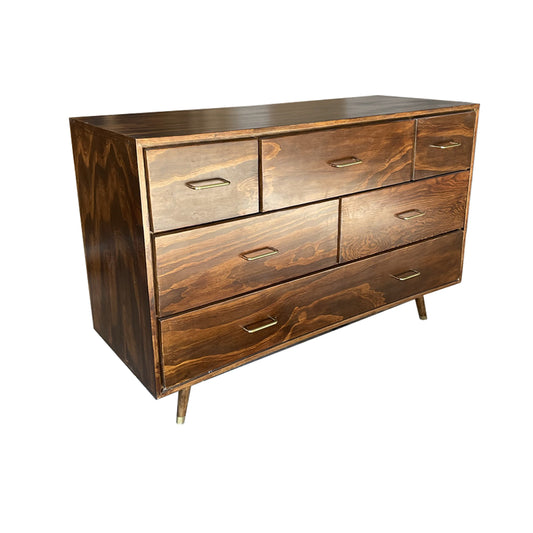 Cómoda Graz, mueble con cajones integrados en color café barnizado oscuro.