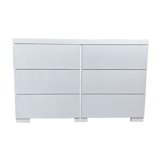 Cómoda Kiev, cajonera en color blanco con seis compartimientos de almacenamiento.