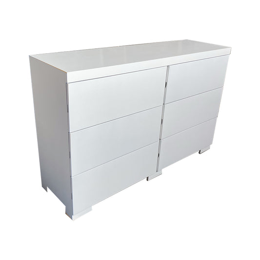 Cómoda Kiev, vista lateral del mueble con seis cajones en color blanco liso.