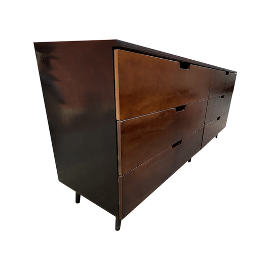 Cómoda Toledo, vista lateral del mueble mostrando los detalles de las cajoneras en color café obscuro.