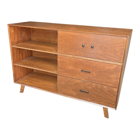 Cómoda Córdoba, muebles en color café con acabado de madera con tres cajones y tres estantes.