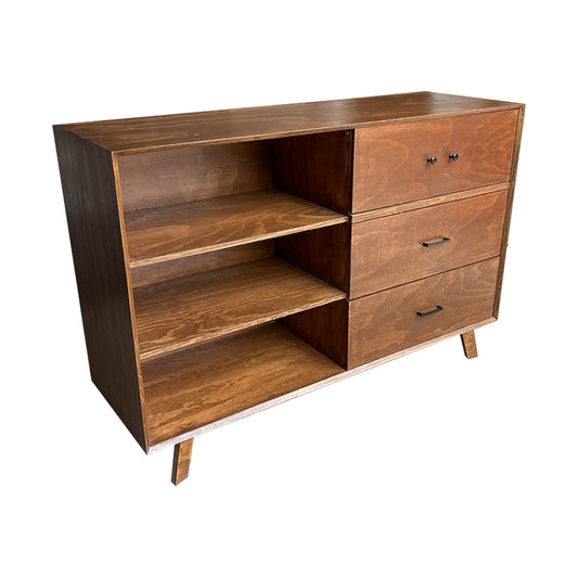 Cómoda Córdoba, vista lateral del mueble con tres cajones y tres repisas en color café barnizado.