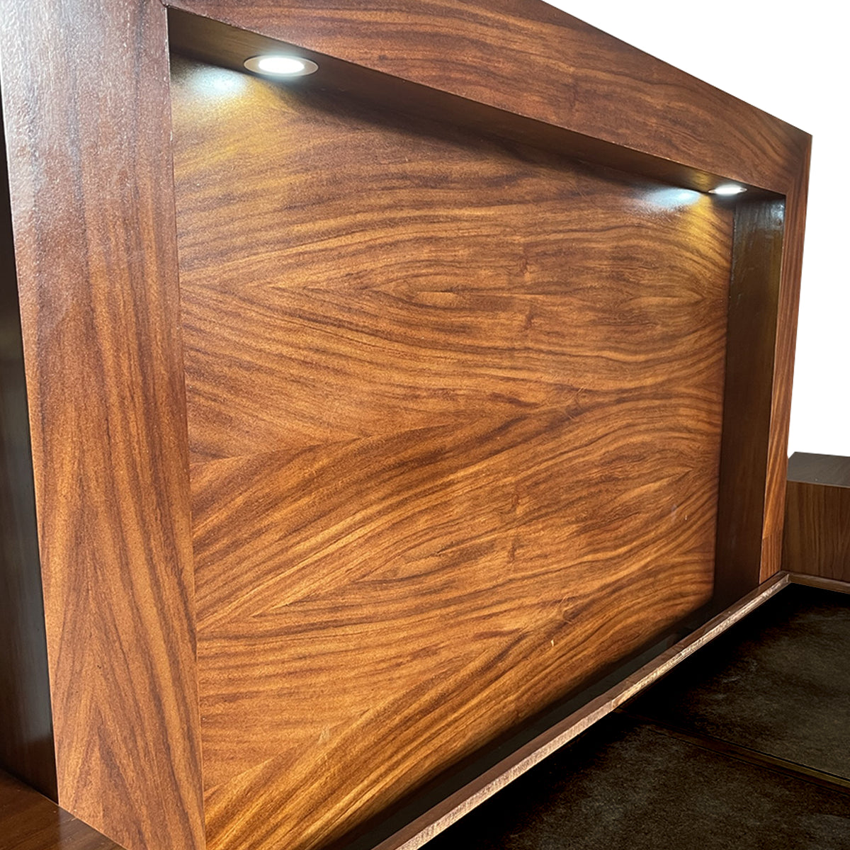 Recámara Nantes, vista de los detalles en madera barnizada de la cabecera.