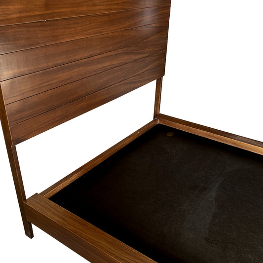 Recámara Trento, muestra detalle de la parte donde se coloca el colchón y la unión de la base y cabecera.