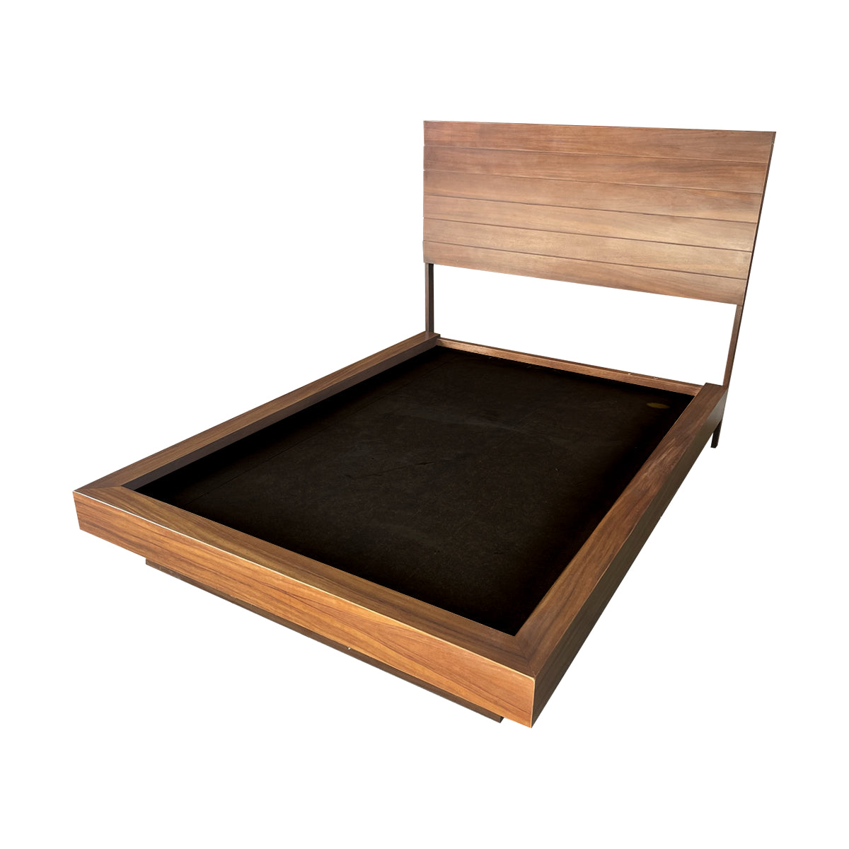 Recámara Trento, vista de la parte superior de la base de cama con cabecera integrada en color café de madera.