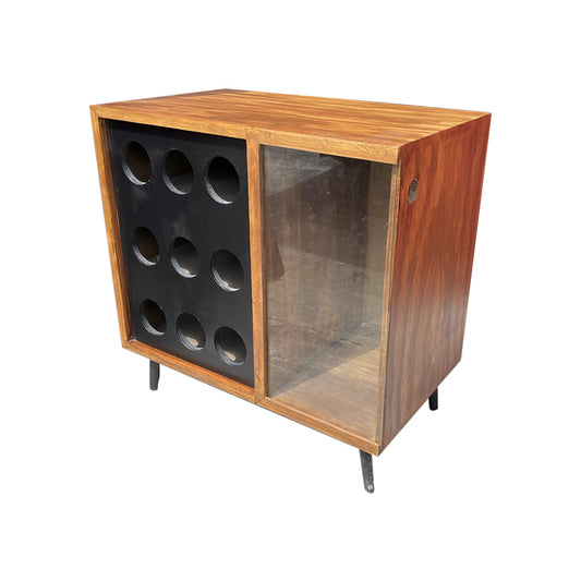 Cava de vinos Burdeos, acercamiento a la vista frontal del mueble