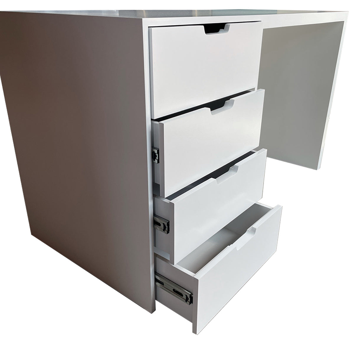 Escritorio Oporto, detalles del funcionamiento y acabados en color blanco liso de los cajones laterales.