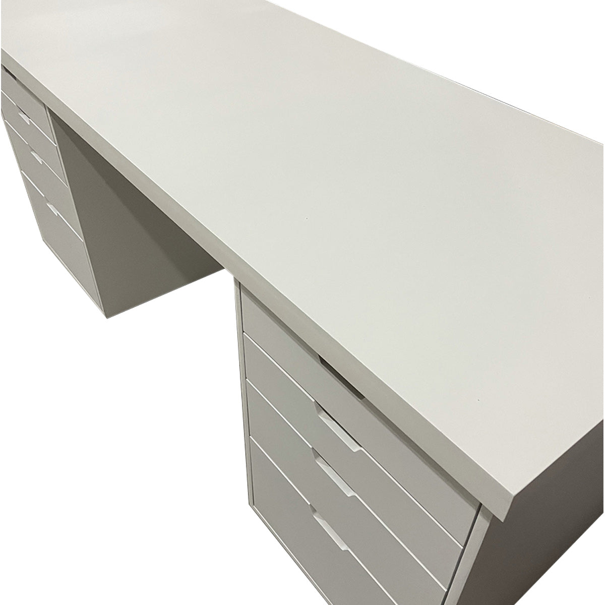 Escritorio Lisboa, vista superior del mueble, mostrando los detalles de cajonera y base de arriba en color blanco liso.