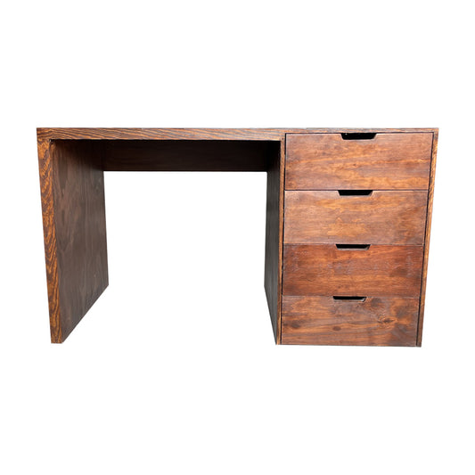 Escritorio Gerona, vista frontal de artículo de oficina con cuatro cajones integrados en la parte lateral en color café barnizado.