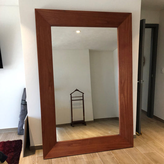 Espejo gigante con marco de madera, ideal para tu recámara o sala.