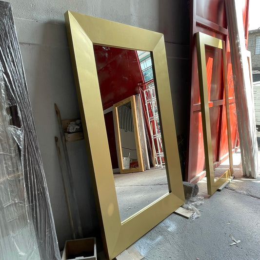 Espejo gigante con marco de metal, ideal para tu recámara o sala.