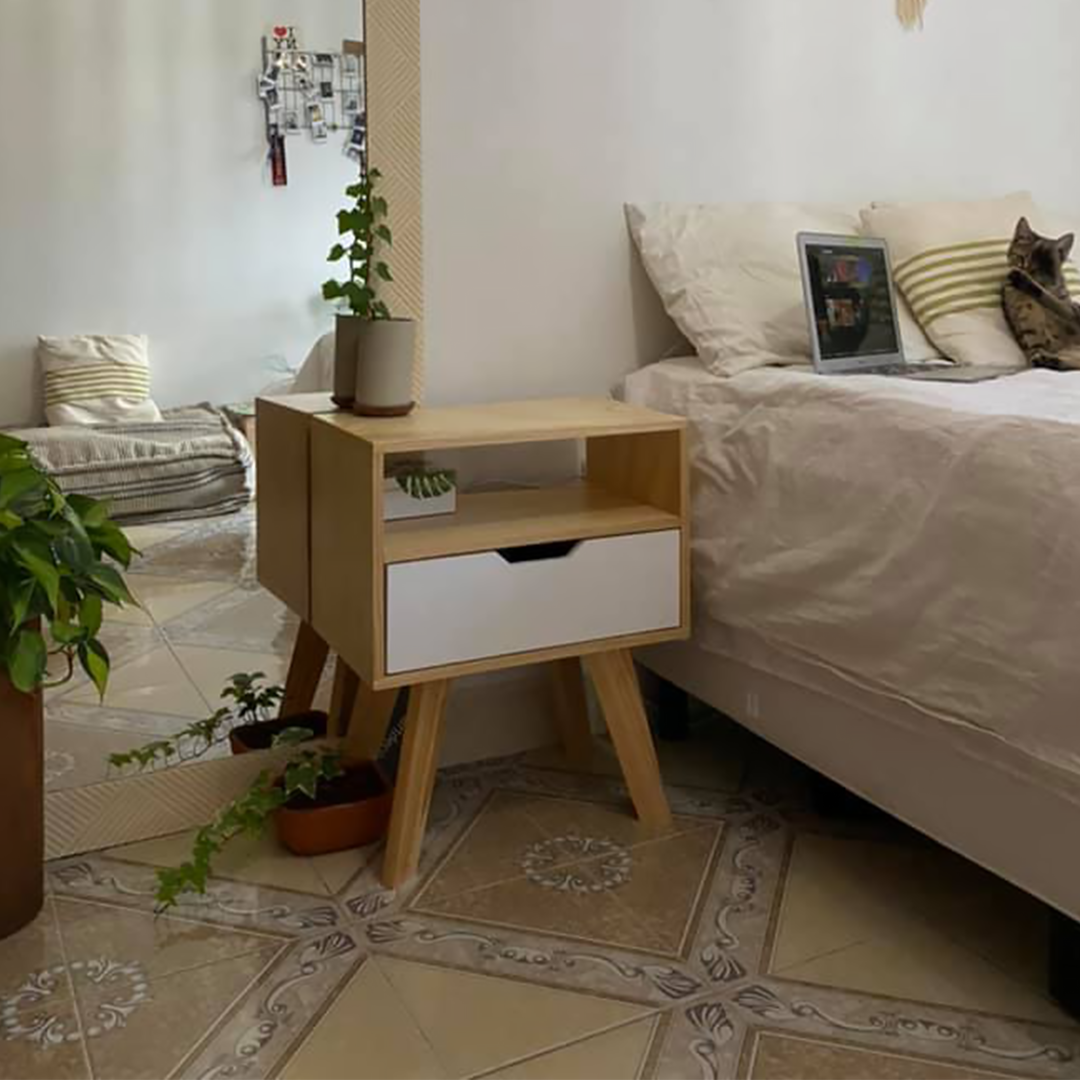 buros de madera. Buro en un cuarto decorado alado de una cama