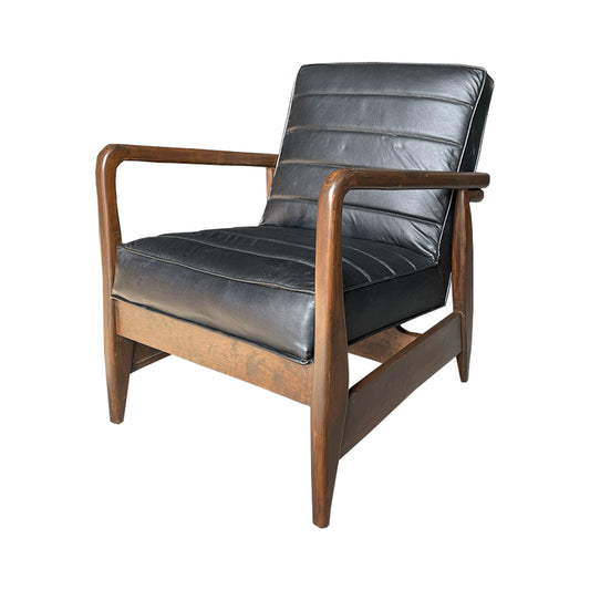 Sillón Dover con vista a detalle de la parte lateral, con estructura de madera en tono natural, asiento y respaldo acolchonado.