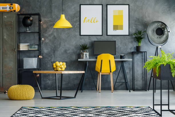 muebles industriales.Mesa de madera con metal en una habitación de fondo gris