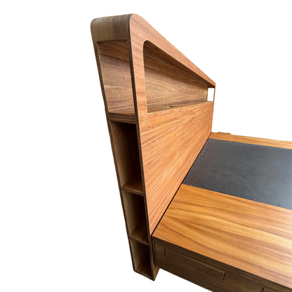 Base de cama con cabecera, cuenta con entrepaños.