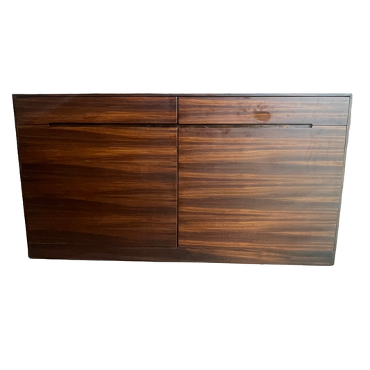 Cajonera con vista frontal, viendo los compartimeintos que cuenta.