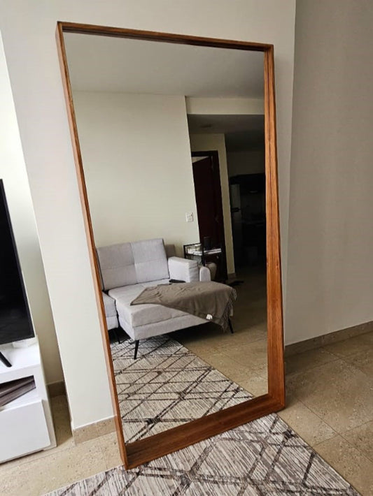 Espejo gigante con marco de madera.