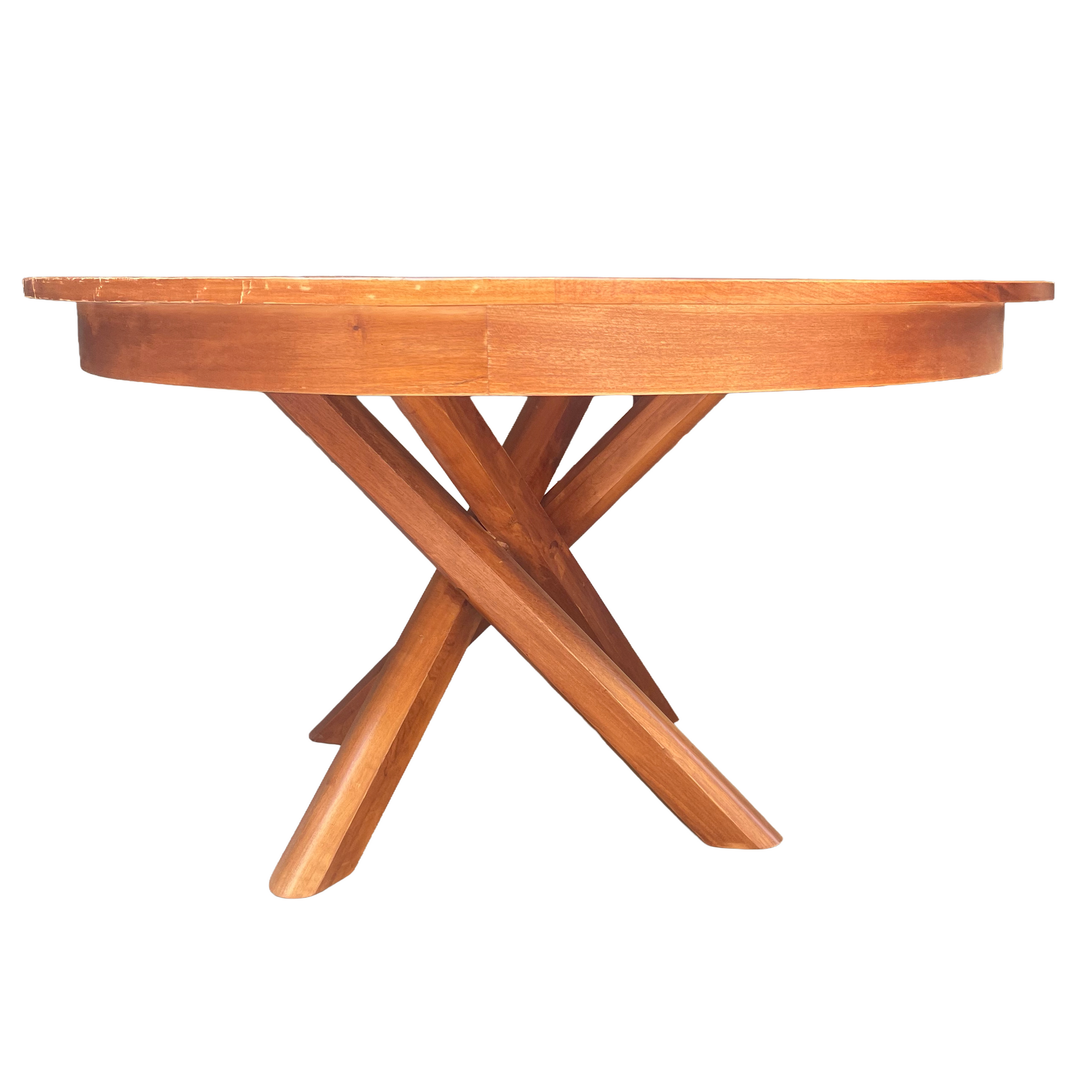 Mesa de comedor, toma frontal, viendo a más detalle la base de la mesa.