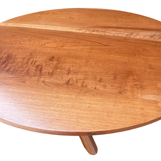 Parte superior del comedor, con vista a más detalle de la mesa.