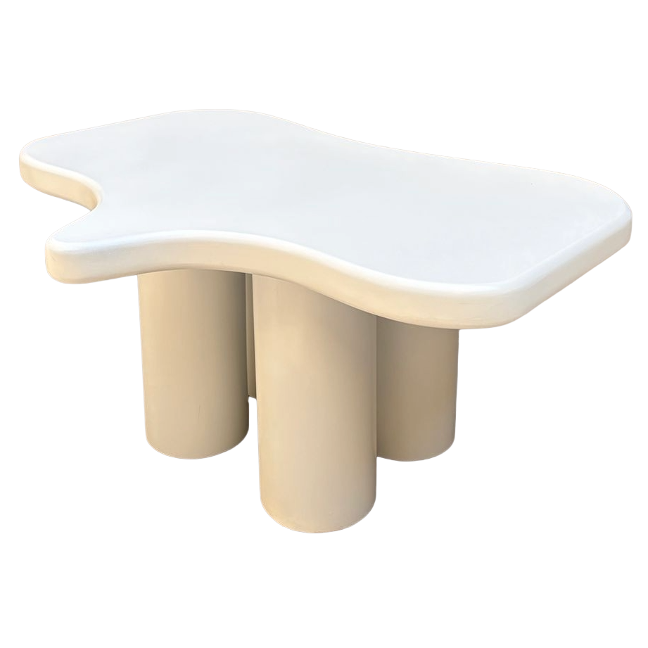 Mesa de centro con forma artística mostrando la parte inferior de las patas de la mesa.