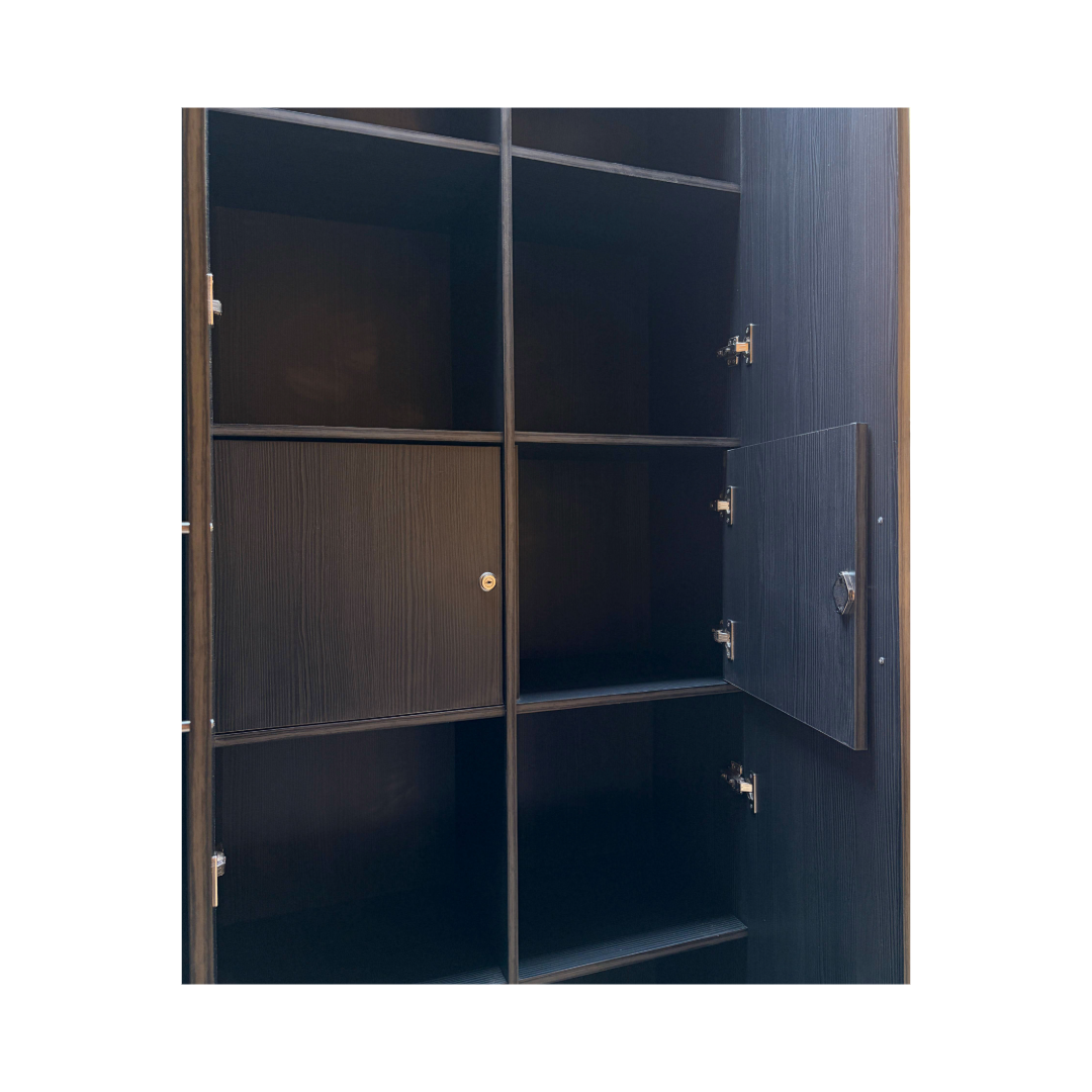 Archivero con puertas abiertas. 