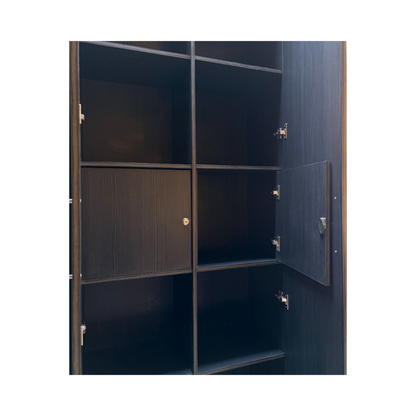 Archivero con puertas abiertas. 