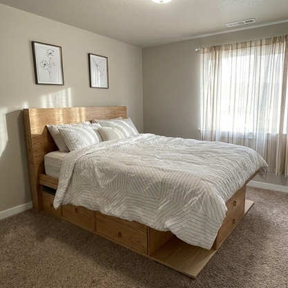 Recámara Oslo en acabado natural, burós integrados en la parte de la base de cama y cabecera, garantiza estabilidad y durabilidad.