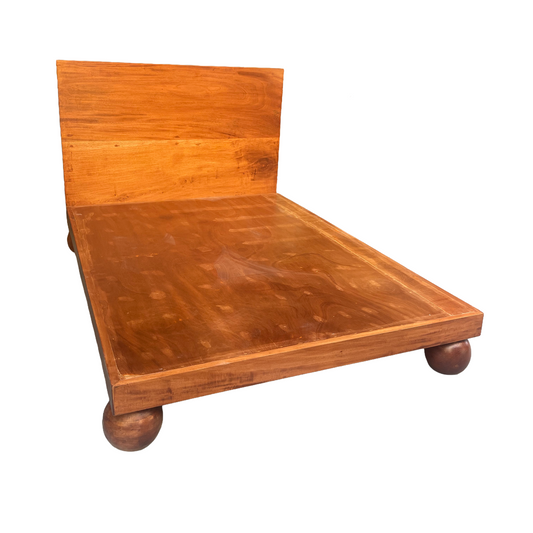 Base de cama con vista lateral , viendo el acabado y detalles de la base de cama.