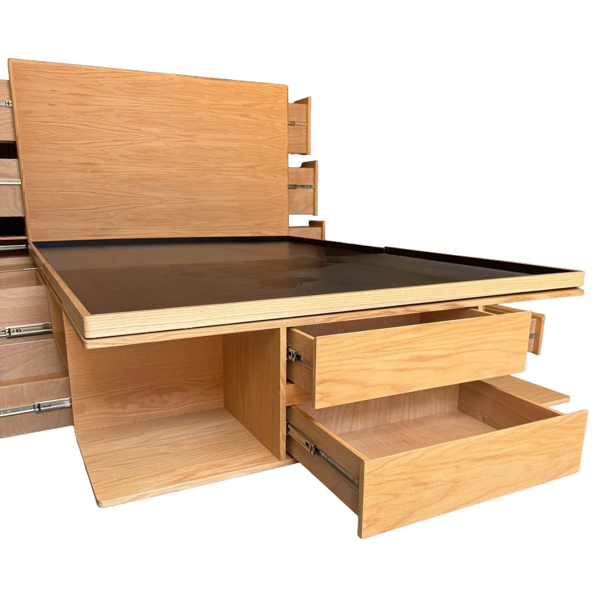 Base de cama con vista a la piecera, incluye dos cajones y entrepaños.