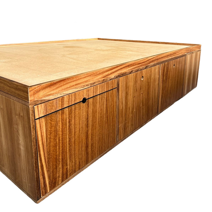 Base de cama con vista lateral con una toma a cajones cerrados.