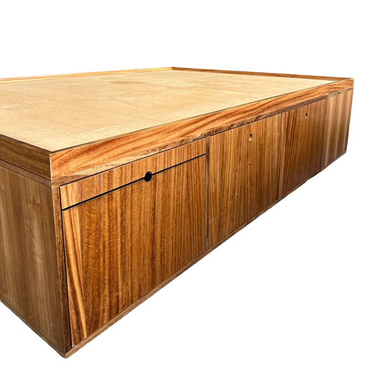 Base de cama con vista lateral con una toma a cajones cerrados.