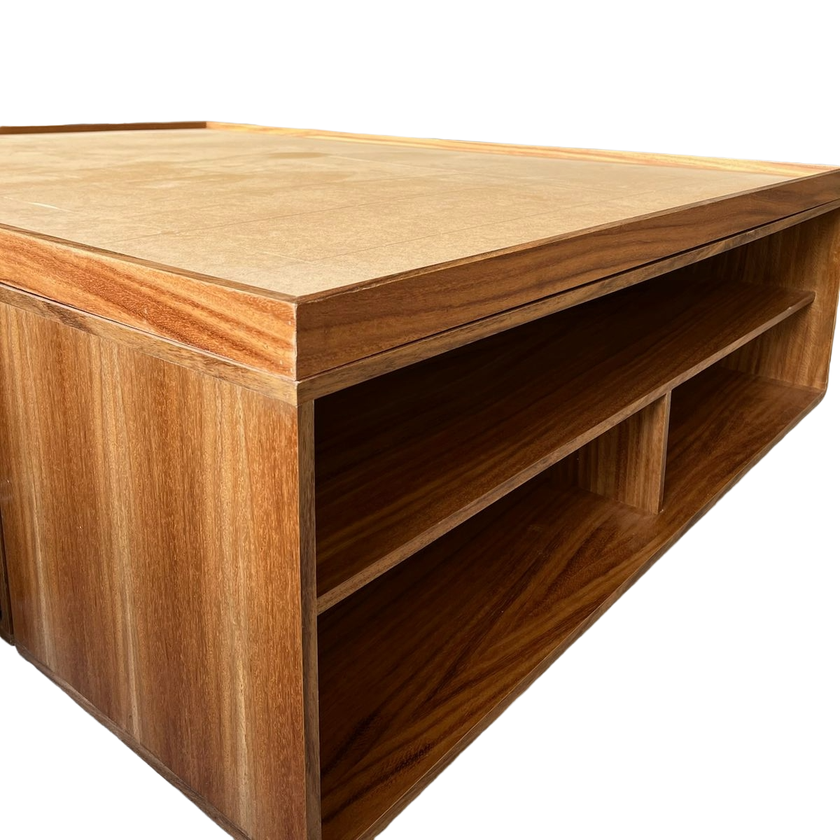 Base de cama con vista inferior de la cama, viendo los entrepaños frontales de la base.