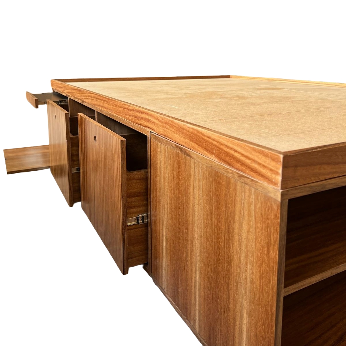 Base de cama con vista lateral viendo la parte de los cajones y buró abiertos.