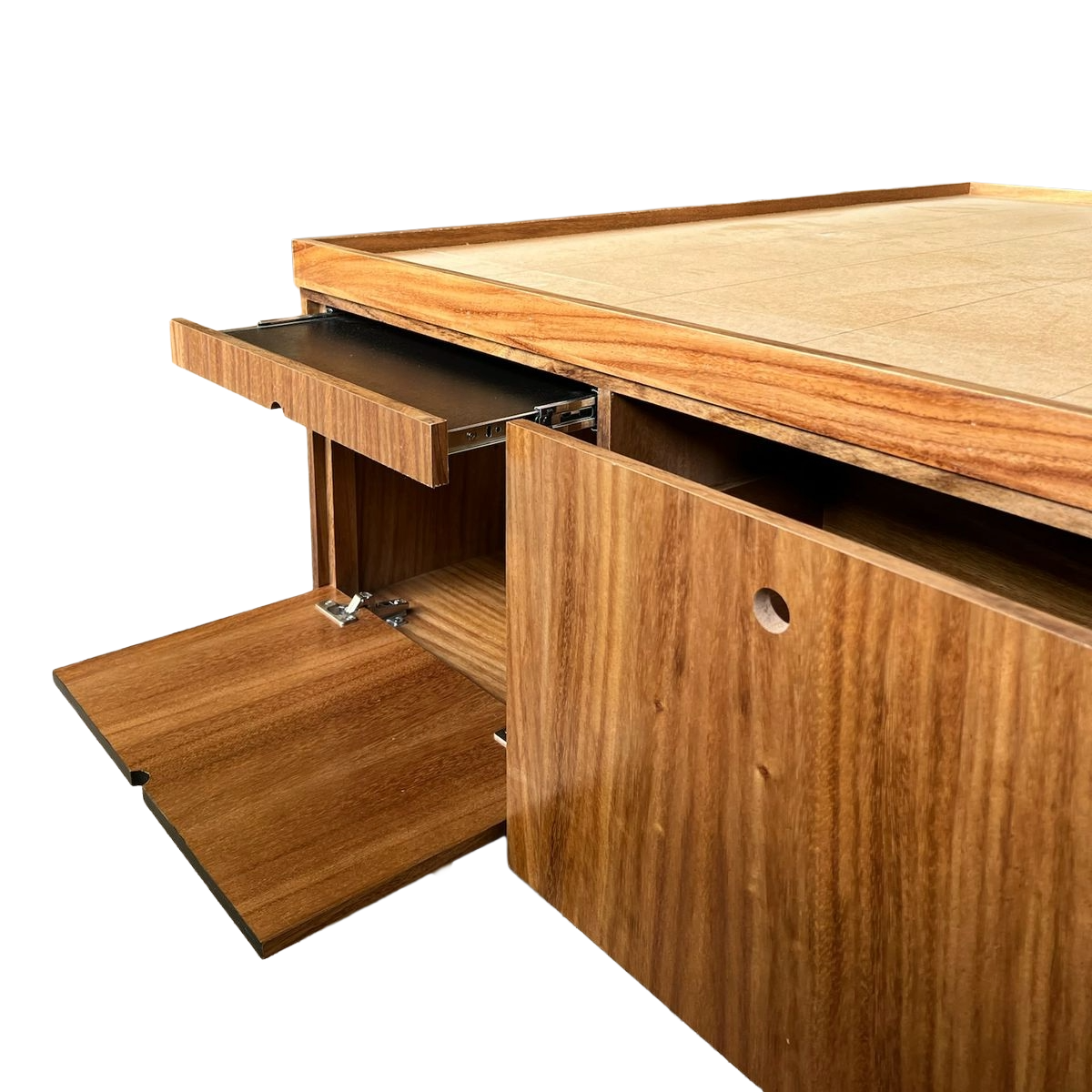 Base de cama mostrando la arte de buró y cajones abiertos.