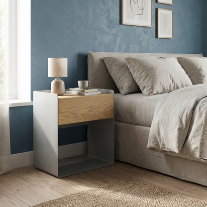 Buró estilo moderno con un cajón de encino, junto a una cama, en una recámara luminosa.